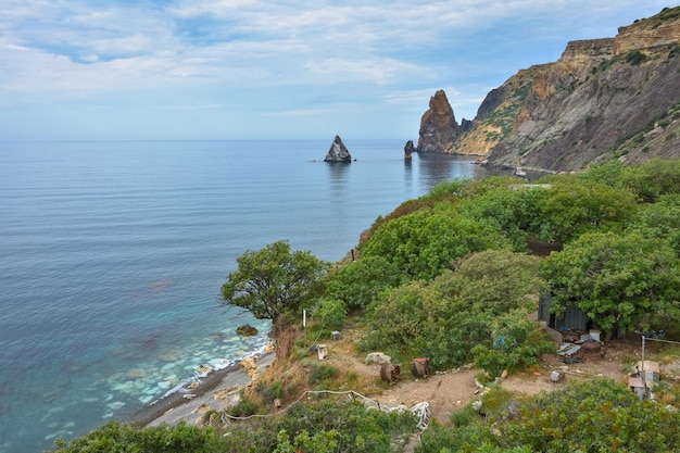 Felsiges Ufer der Schwarzmeerlandschaft mit Felsen an Küstenfelsen, die aus dem Meer herausragen