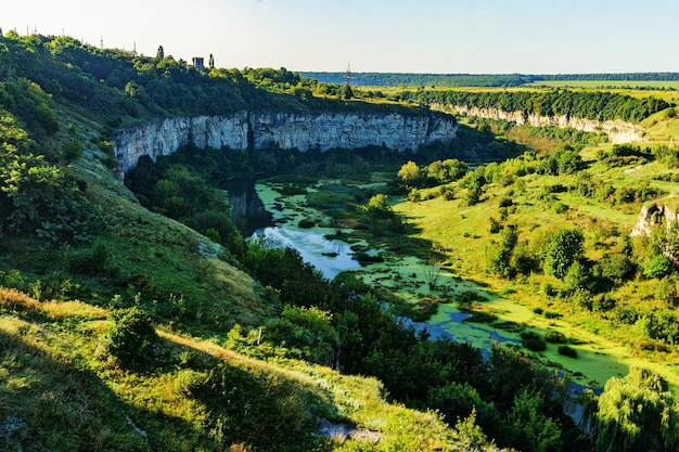 Felsiges Ufer der Smotrych-Flussschlucht, Ukraine