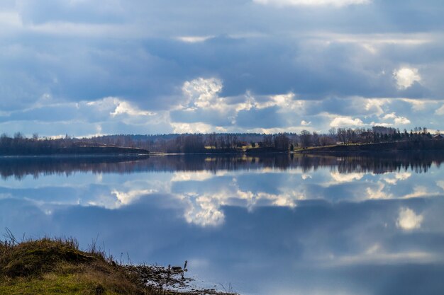 Felsiges Ufer im Vordergrund. Malerische Ansicht der Daugava