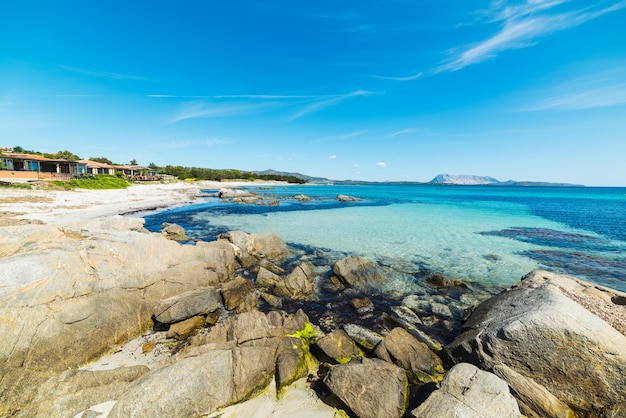 Felsiges Ufer in Cala d'Ambra Sardinien