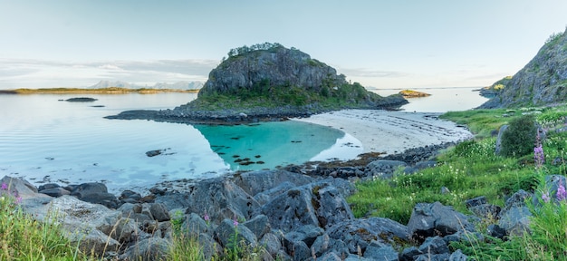 Felsiges Ufer und ein Sandstrand nahe der Insel Trollskarholmen, Arstein, Lofoten, Norwegen