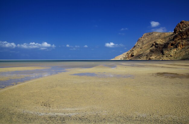 Felsstrand im Jemen