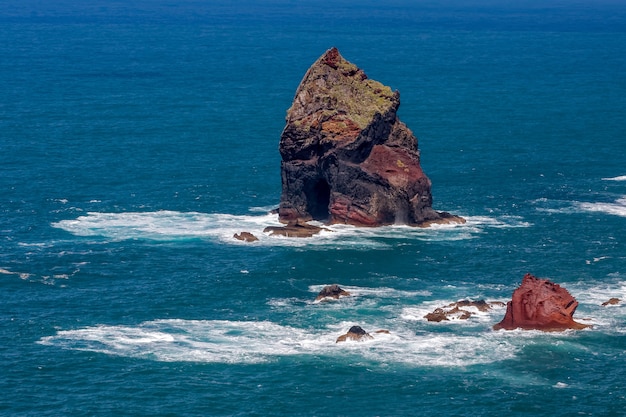 Felsvorsprünge bei St. Lawrence auf Madeira mit ungewöhnlicher Färbung