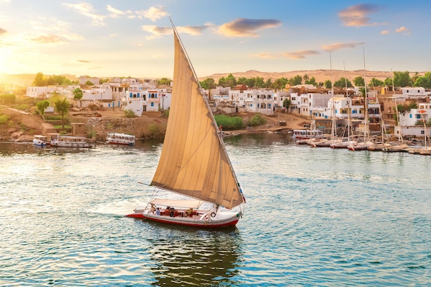 Felucca no Nilo perto das margens de Aswan Egito