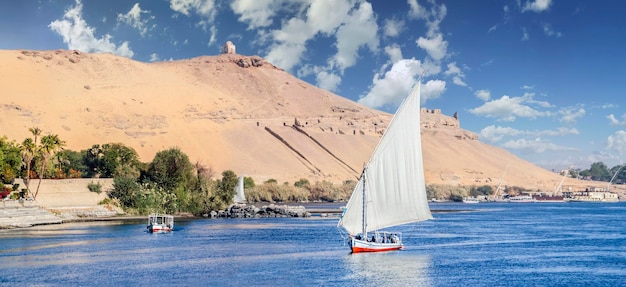 Felucca-Segeln auf dem Nil in Assuan, Ägypten. Ein Segelboot auf dem Nil.