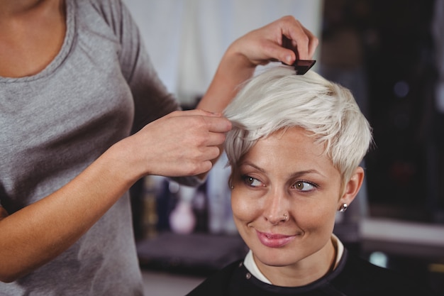 Fêmea, aparando o cabelo