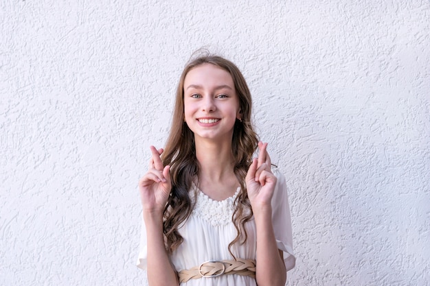 Fêmea bonita alegre fora