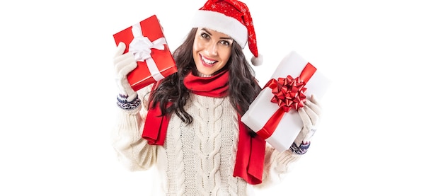 Fêmea em fundo branco isolado contém presentes de Natal embalados.