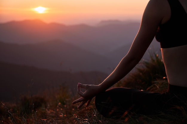 Fêmea está meditando em pose de lótus