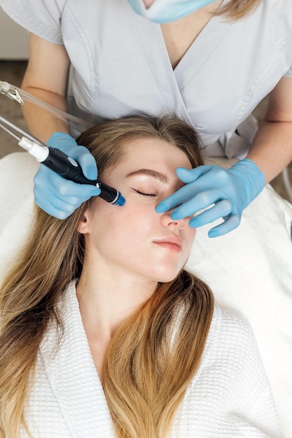 Fêmea está recebendo limpeza facial a vácuo hidrafacial, rejuvenescimento, tratamento facial hidratante