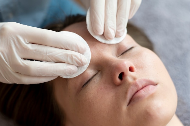 Fêmea jovem passando por um procedimento de microblading