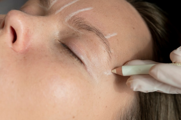 Foto fêmea jovem passando por um procedimento de microblading