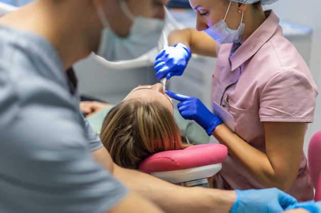 fêmea na recepção do dentista