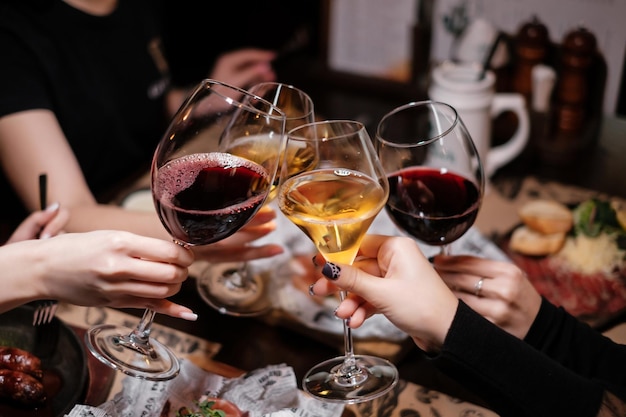 Fêmeas fazendo elogios no restaurante