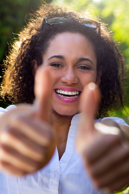 Foto femenino parque felicidad alegria sonrisa