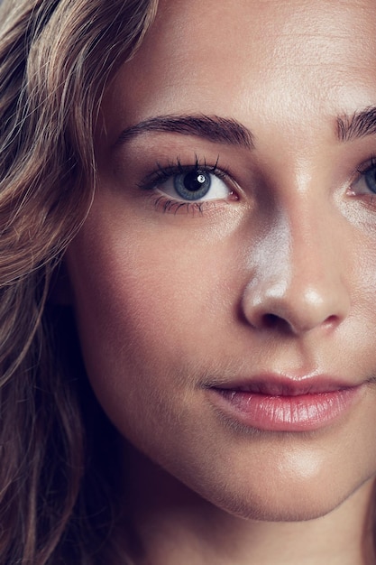 Feminidad impecable Retrato de una bella mujer joven en el estudio