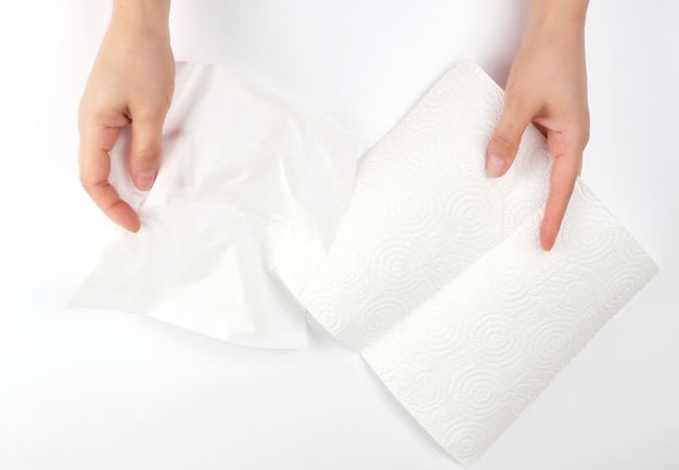 Femininas mãos segurando um guardanapo de papel branco limpo