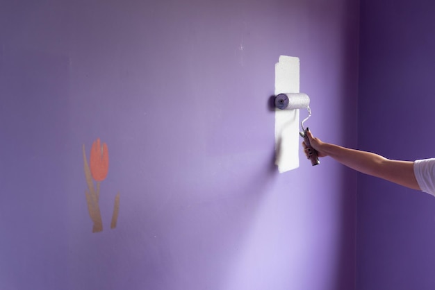 Feminine Handbemalte Wand, die früher mit tulpenförmigen Schablonen verziert war