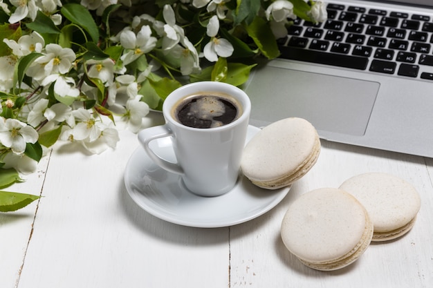 Feminines Arbeitsplatzkonzept. Freiberuflicher bequemer Weiblichkeitsarbeitsbereich der Mode mit Laptop, Kaffee, Blumen auf weißem Hintergrund