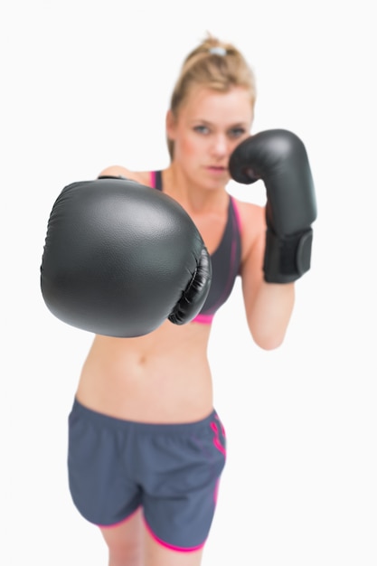 Feminino boxer esticando braço para fora