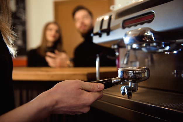 Feminino começando seu dia em um novo trabalho como barista. Trabalhando em um café.