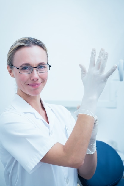 Feminino dentista com luva cirúrgica