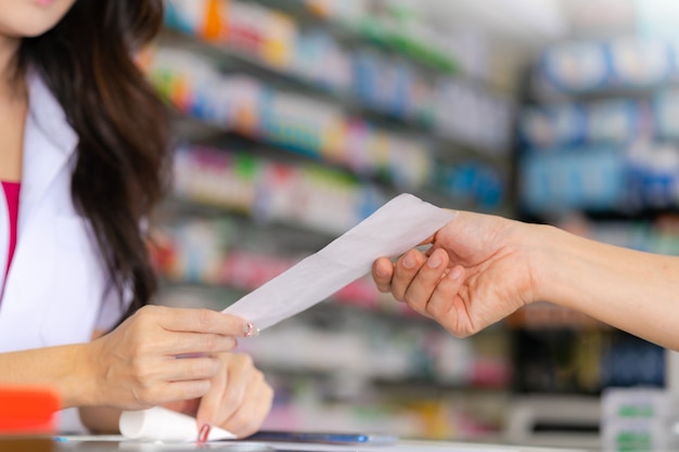 Feminino, farmacêutico, leitura, medicina, prescrição, para, um, paciente homem, em, a, loja farmácia