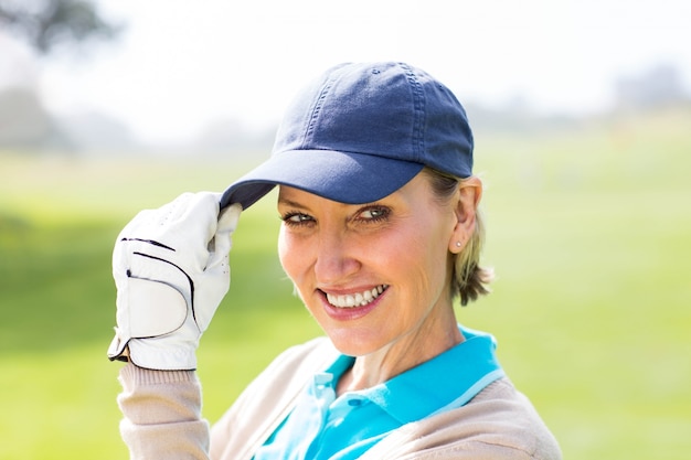 Feminino golfista sorridente da câmera