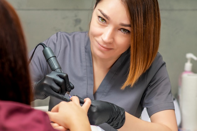 Feminino mão está recebendo uma manicure.