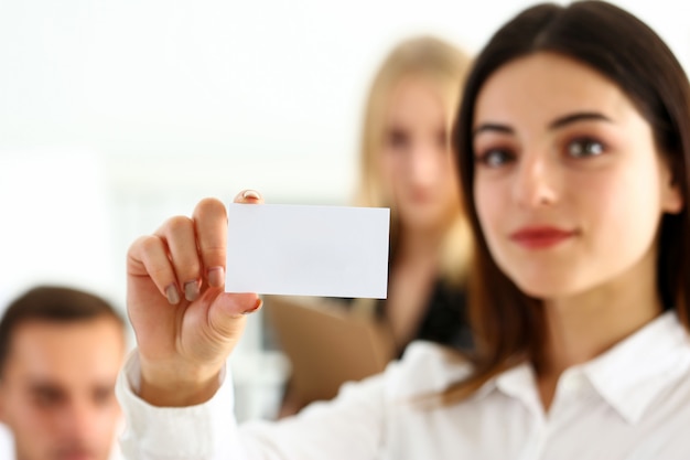Feminino mão no terno dar cartão de visita em branco para o visitante