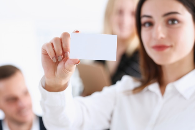 Feminino mão no terno dar chamada em branco