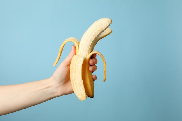 Feminino mão segura banana. Fruta fresca