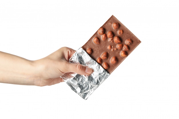 Feminino mão segurando a barra de chocolate, isolada no branco
