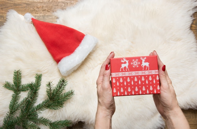 Feminino mão segurando a caixa de presente de natal. conceito de férias. inverno.