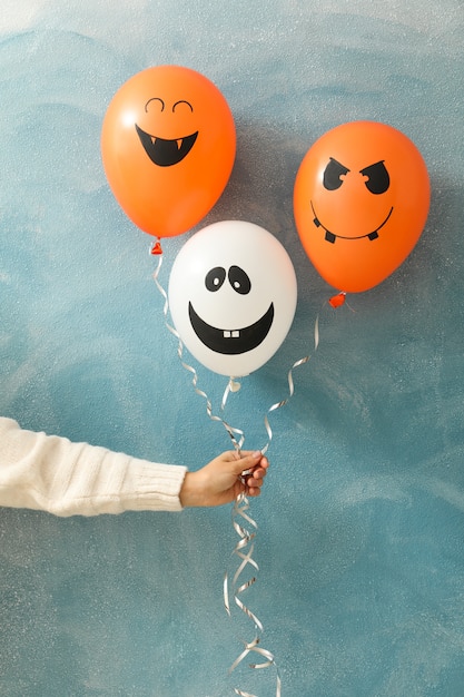 Foto feminino mão segurando balões de halloween