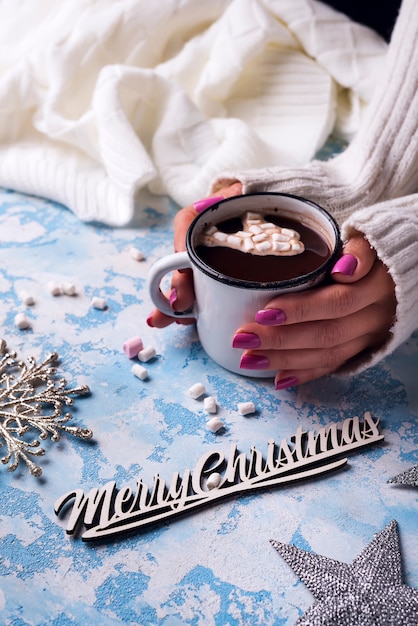Foto feminino mão segurando xícara de chocolate quente