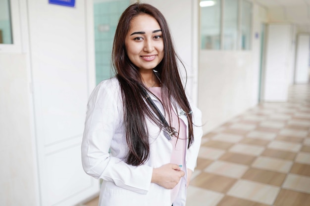 Feminino médico sorrindo para a câmera, cuidados de saúde e conceito de prevenção