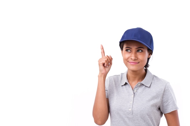 Feminino trabalhador apontando para cima no espaço em branco