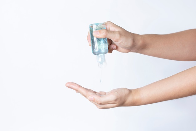 Feminino usando gel desinfetante para as mãos limpo proteger vírus bactérias covid-19 doença contagiosa