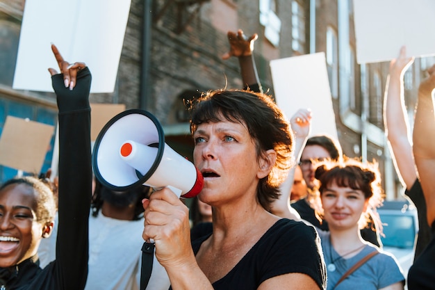 Feminista con un megáfono en una protesta.