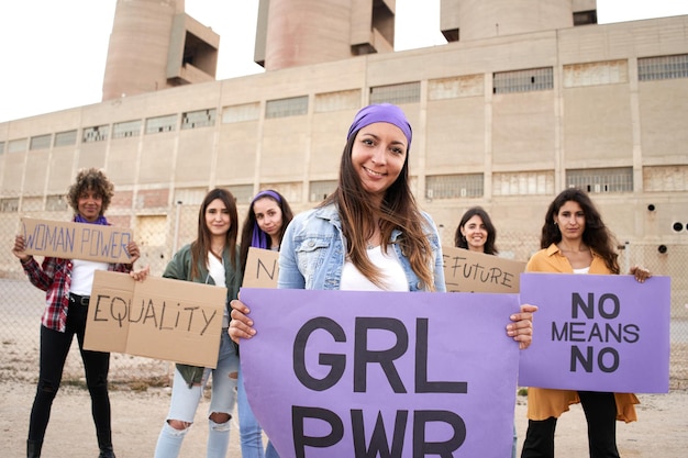 Feminista sonriente con pancartas en una manifestación feliz de protesta