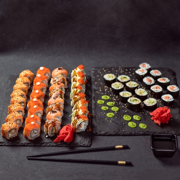 Feng Shui Roll, Kani Hot Sushi Roll mit Philadelphia Roll Nahaufnahme