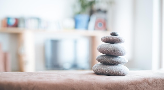 Feng Shui Stone cairn na sala de estar equilíbrio e relaxamento