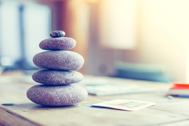 Feng Shui Stone cairn na sala de estar equilíbrio e relaxamento