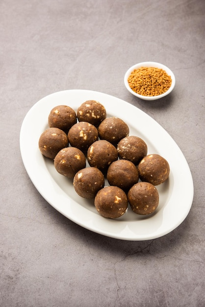 Feno-grego ou methi ke Laddu laddo ou laddoo ou bolas doces de mithai para aumentar a imunidade nos invernos