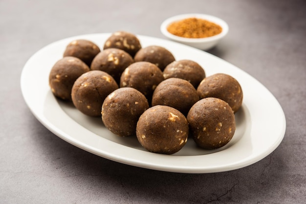 Fenogreco o methi ke Laddu laddo o laddoo o bolas dulces de mithai para aumentar la inmunidad en los inviernos