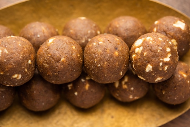 Fenogreco o methi ke Laddu laddo o laddoo o bolas dulces de mithai para aumentar la inmunidad en los inviernos