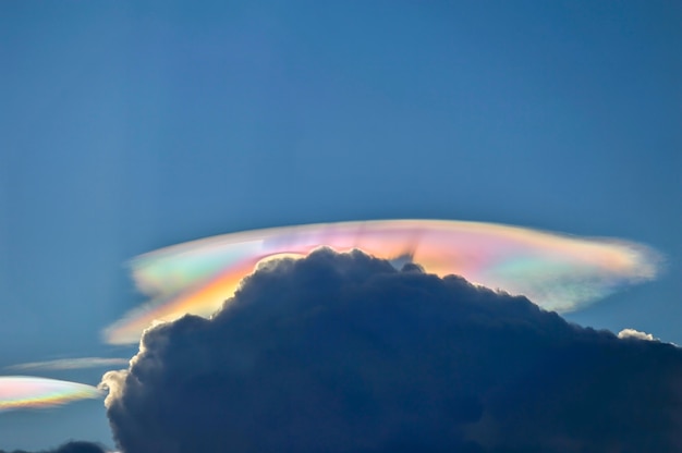 fenômeno de nuvem de arco-íris de fogo é um fenômeno natural chamado irisação ou iridescência