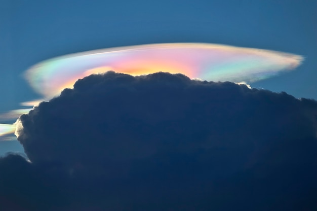 fenômeno de nuvem de arco-íris de fogo é um fenômeno natural chamado irisação ou iridescência