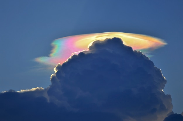 Fenômeno de nuvem de arco-íris de fogo é um fenômeno natural chamado  irisação ou iridescência